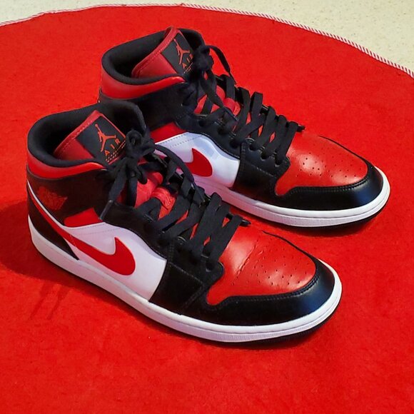Nike Air Jordan 1 Men's Mid Size 11 Gorgeous BRED Black, Fire Red & White MINT! - Picture 2 of 12